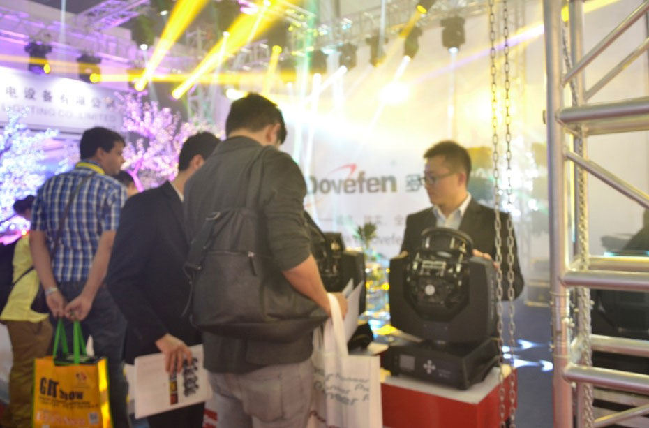 DoveFen多芬灯光2014年广州灯光音响展GET-SHOW展会期间为客户详细解答灯光产品
