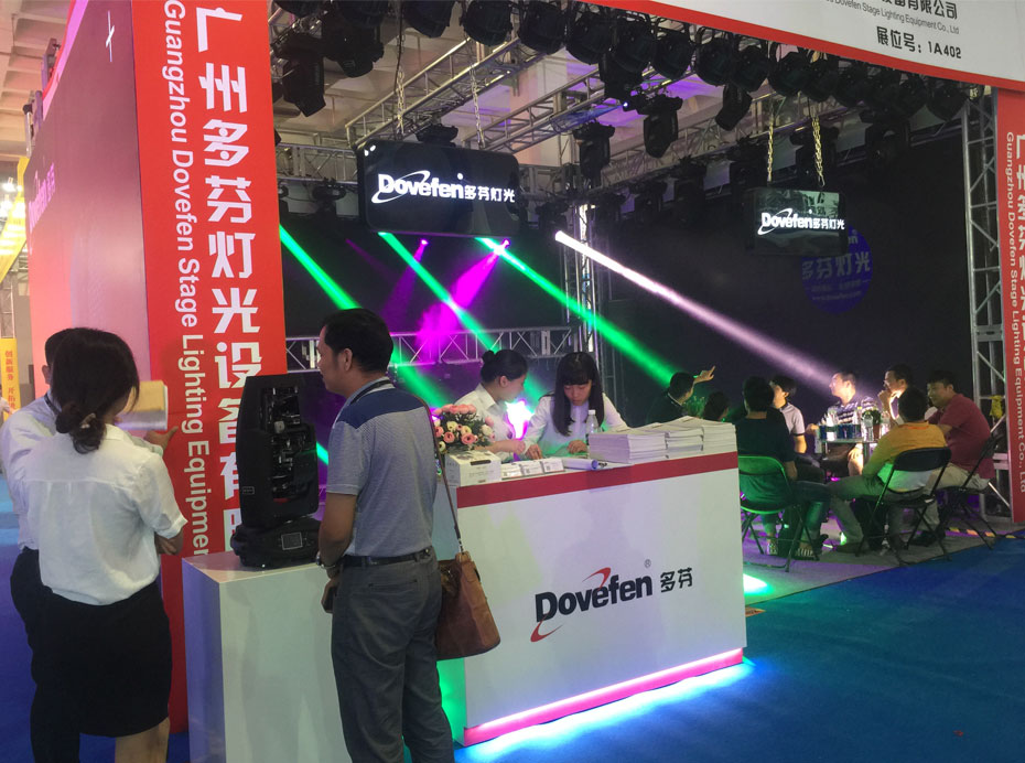 DoveFen多芬灯光2015年北京国际灯光音响展览会，工作人员热心给用户介绍相关产品